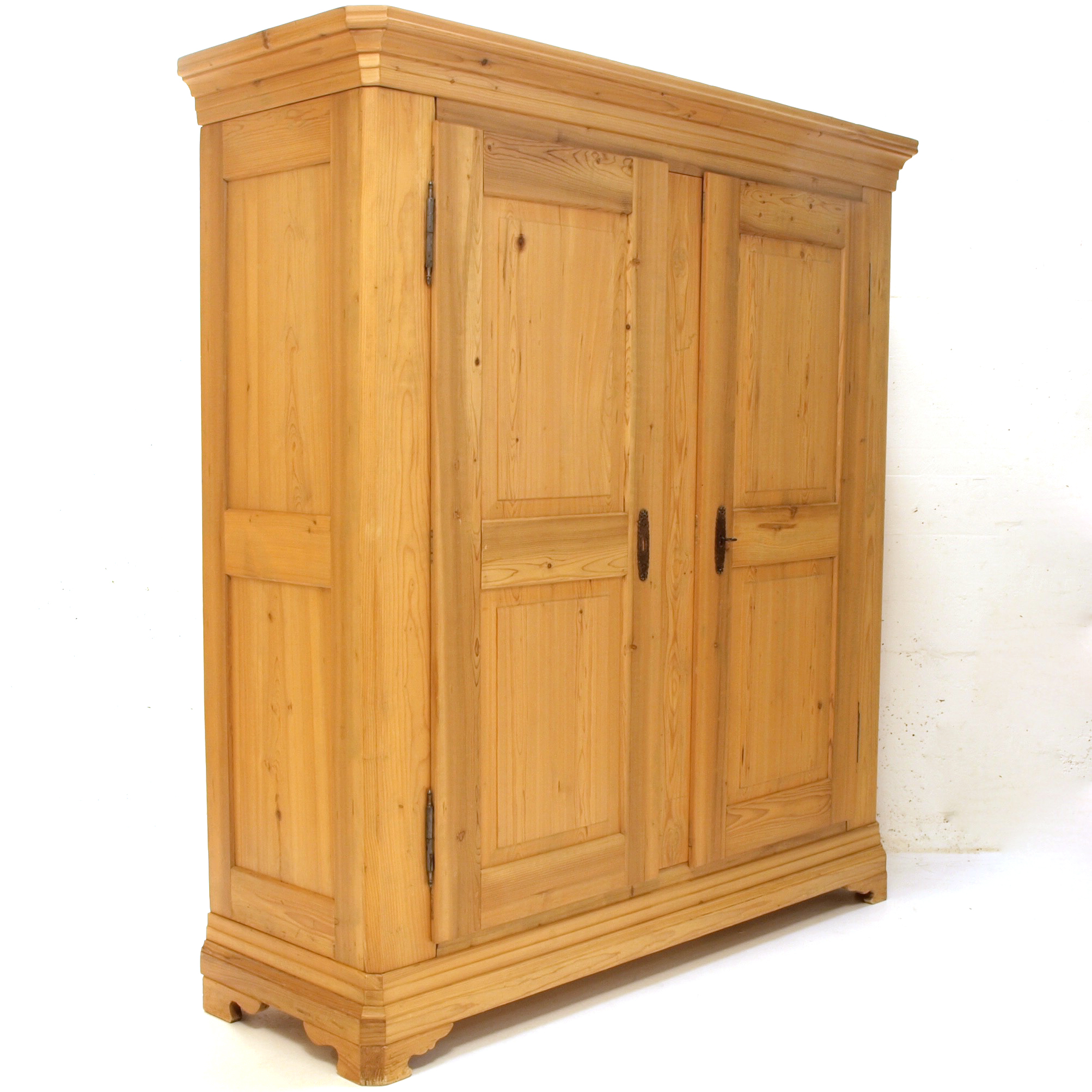 Grosser Kleiderschrank aus Tannenholz, restauriert | Möbel Zürich
