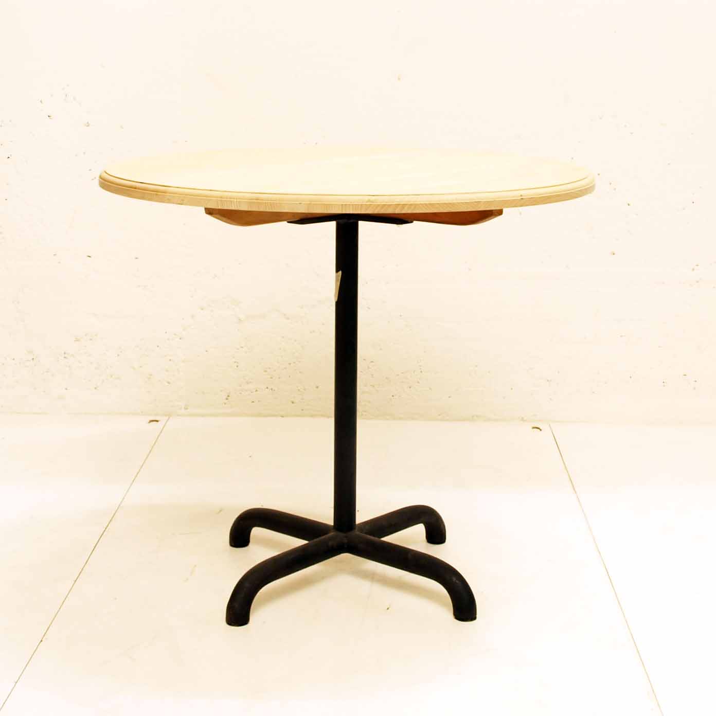 Bistrotische rund oder eckig, immer wieder im Laden | Möbel Zürich