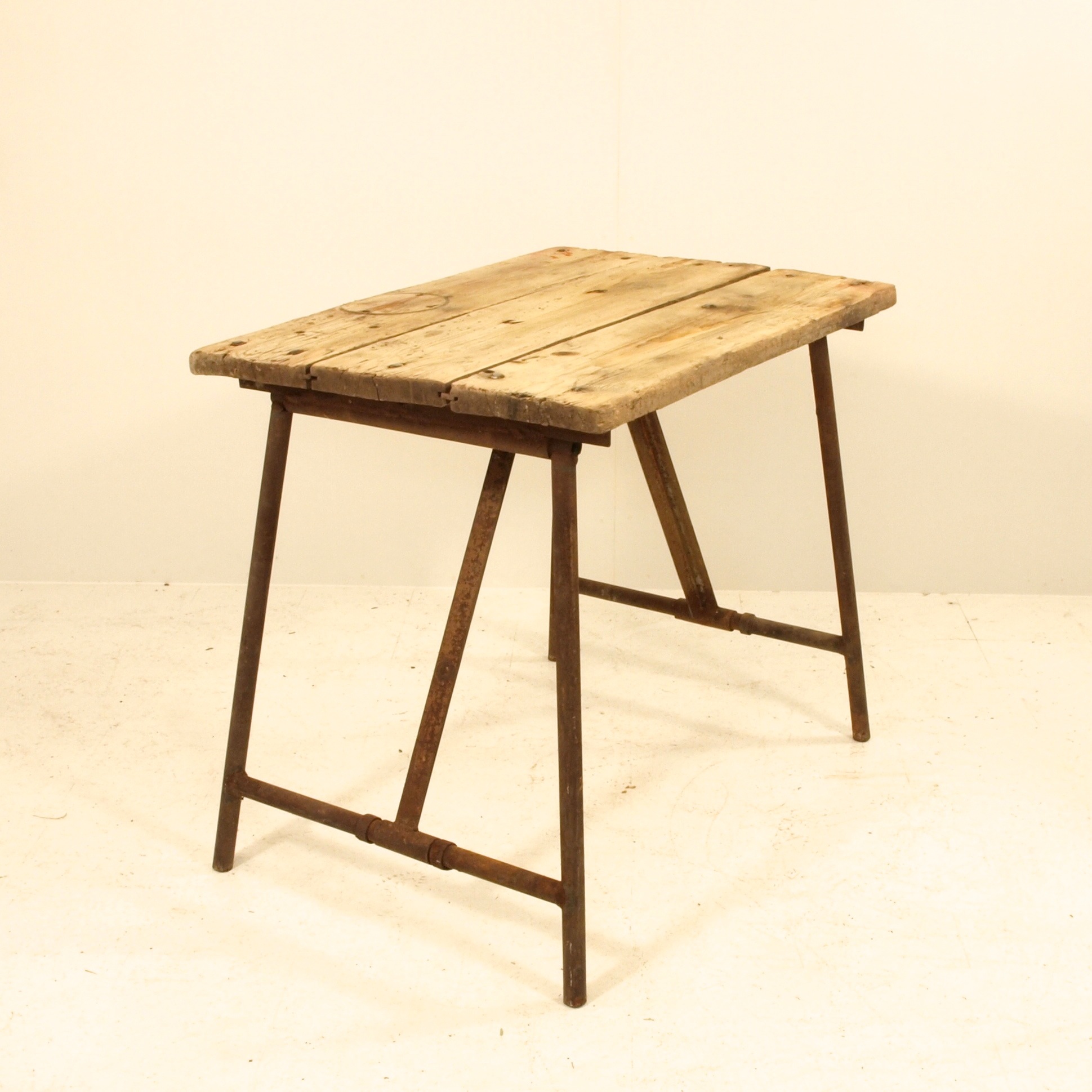 Klappbarer rustikaler Holztisch | Möbel Zürich | Vintagemöbel