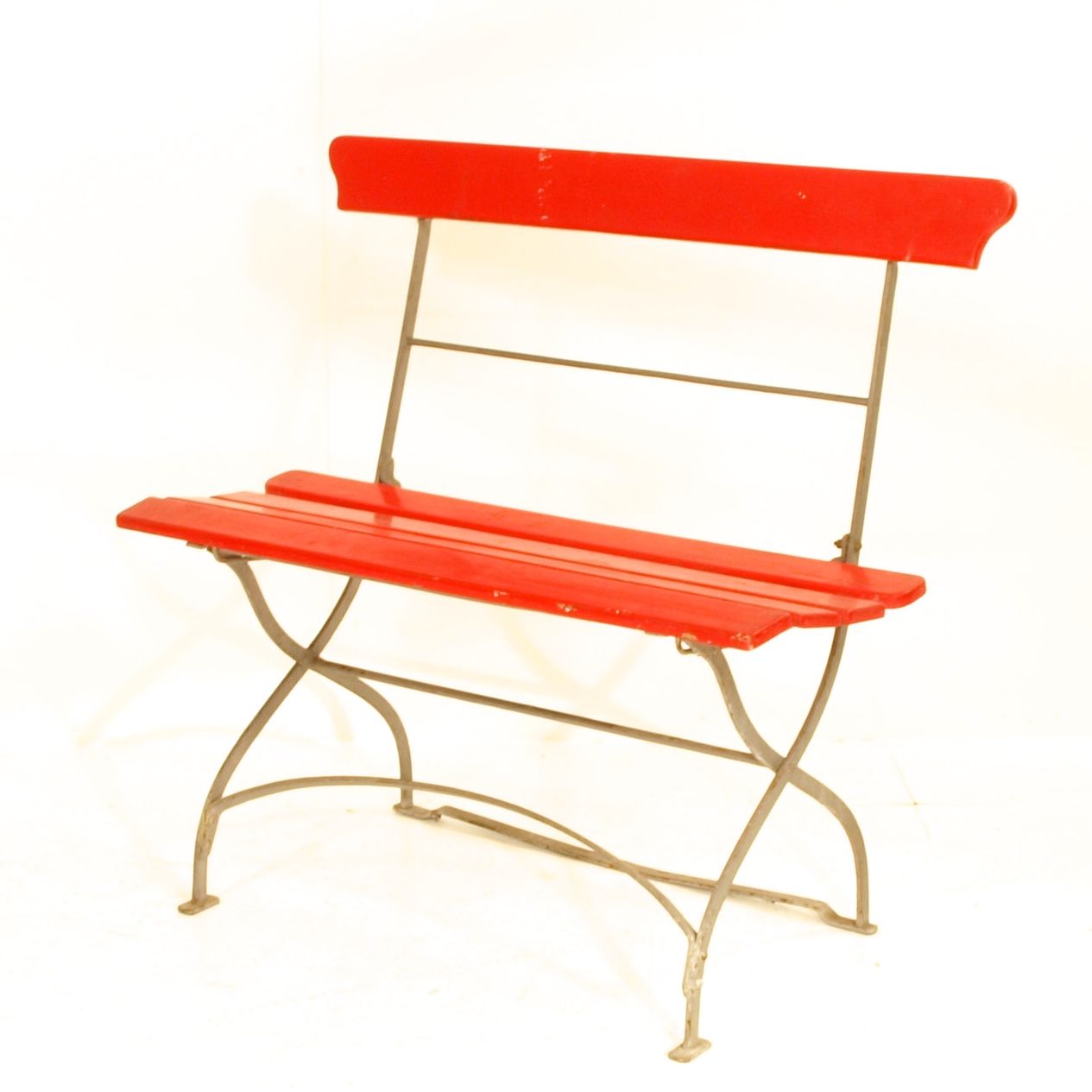 klappbare rote Gartenbank | Möbel Zürich | Vintagemöbel