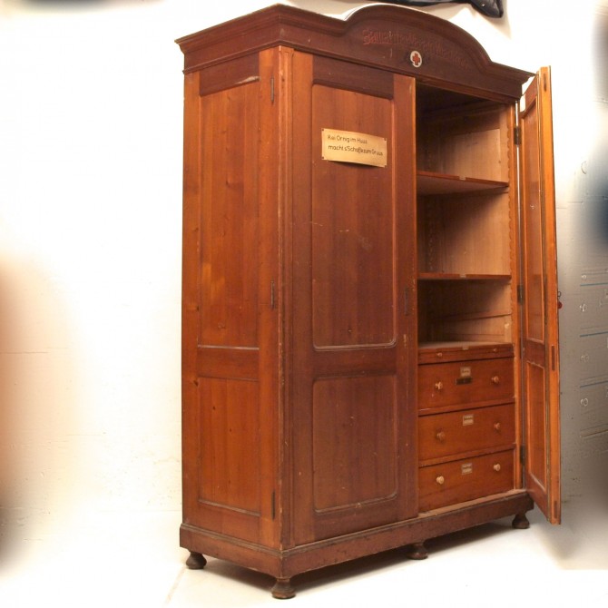 Samariter Schrank | Möbel Zürich | Vintagemöbel