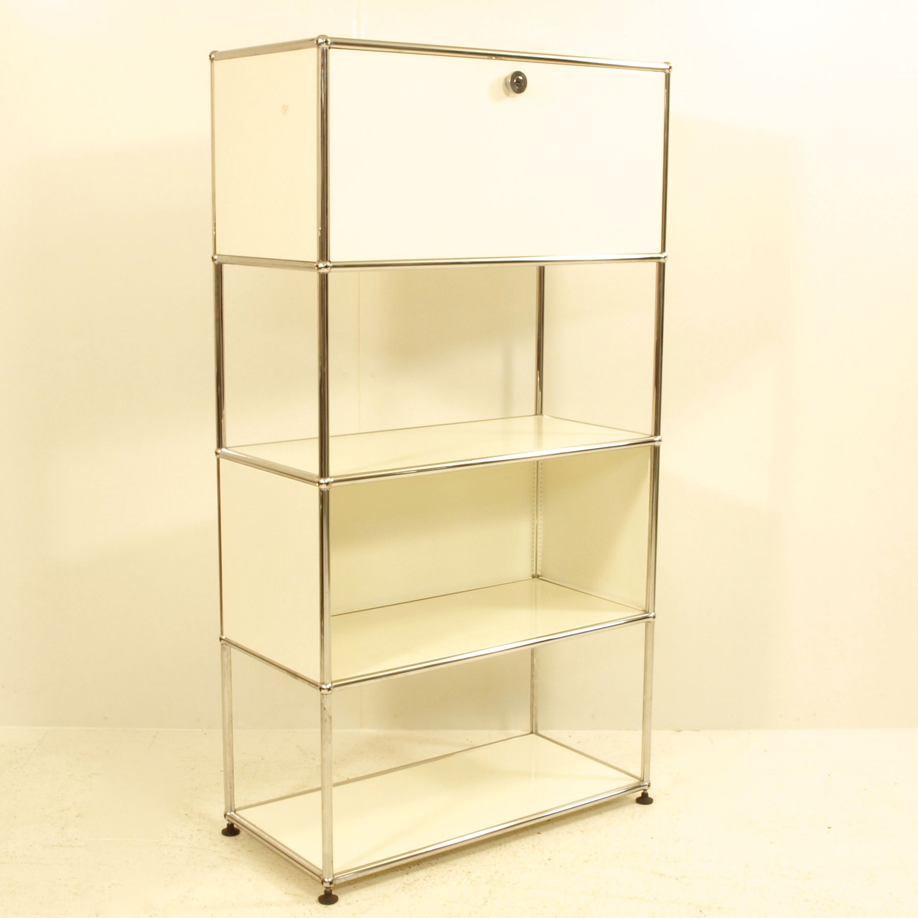 USM Hochregal mit Klapptüre | Möbel Zürich | Vintagemöbel