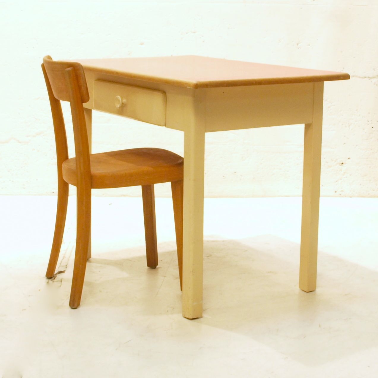 Küchentisch weiss, mit roter Kunstharz Oberfläche | Möbel Zürich