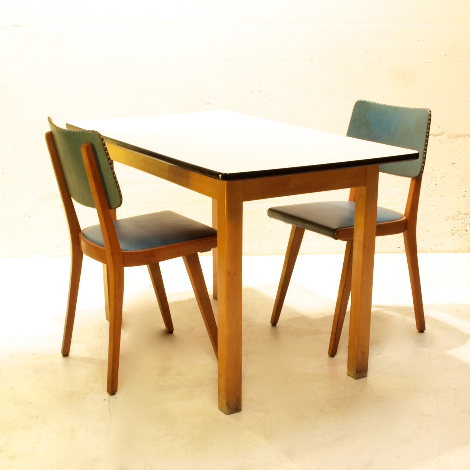 Küchentisch mit Kunstharzoberfläche | Möbel Zürich | Vintagemöbel