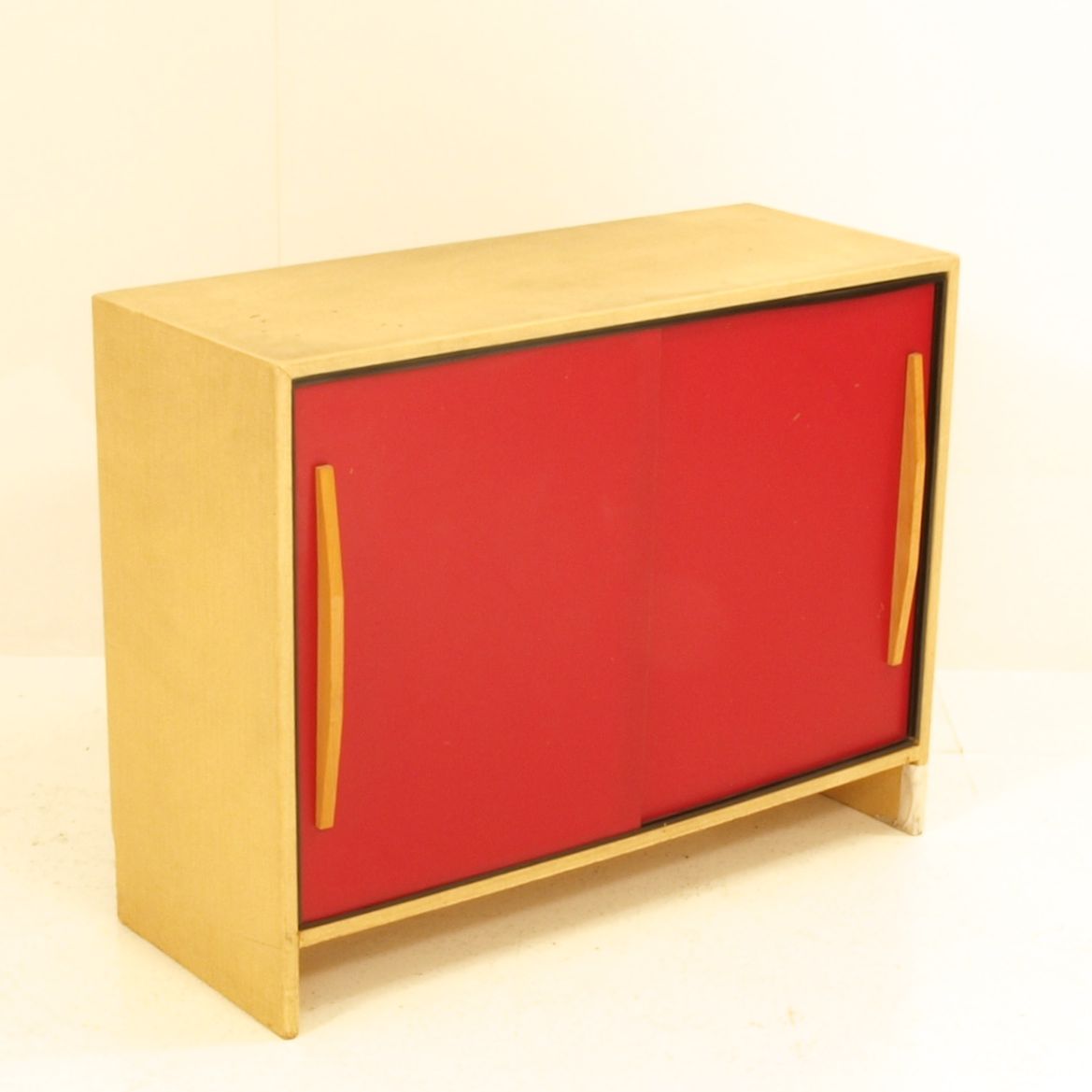 Schiebeschrank mit roten Türen | Möbel Zürich | Vintagemöbel
