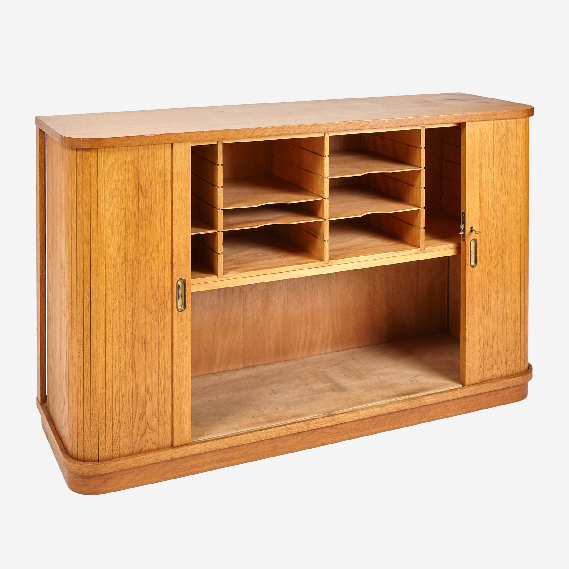 Abgerundeter Lateralschrank mit Ablagefächern | Möbel Zürich | Vintagemöbel