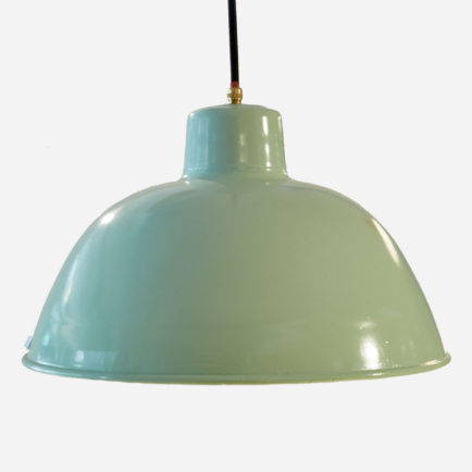 Emaillelampe, frisch lackiert in Hellgrün | Möbel Zürich | Vintagemöbel