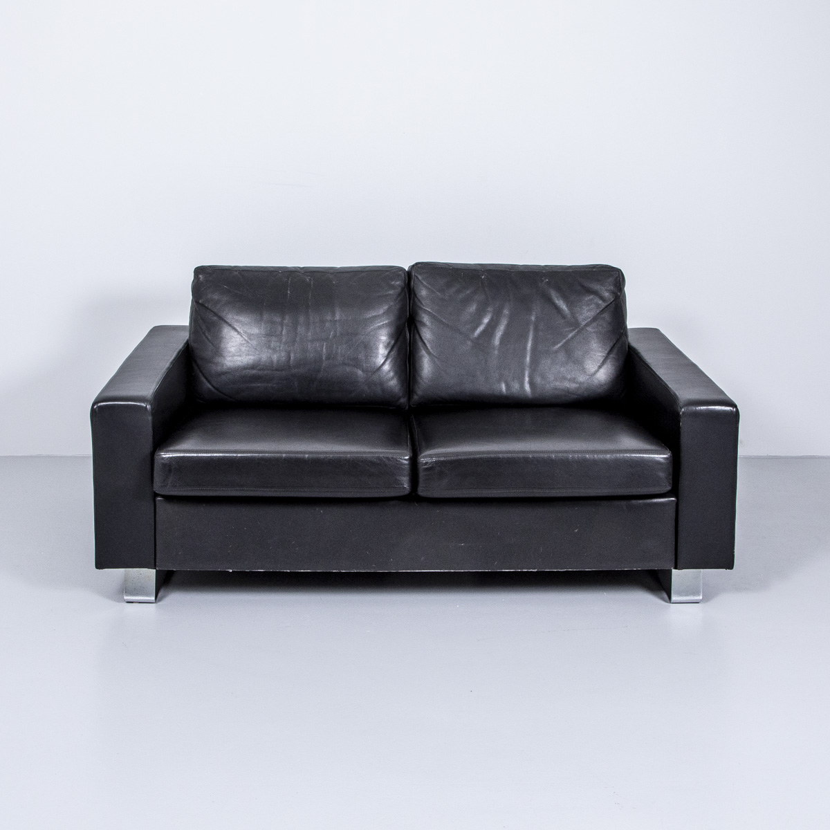 Ledersofa schwarz auf Chromstahlkufen Möbel Zürich Vintagemöbel