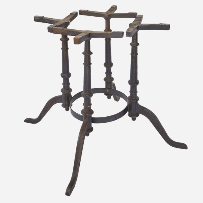 Verschiedene Gusseisenfüsse für grosse Tische | Möbel Zürich | Vintagemöbel