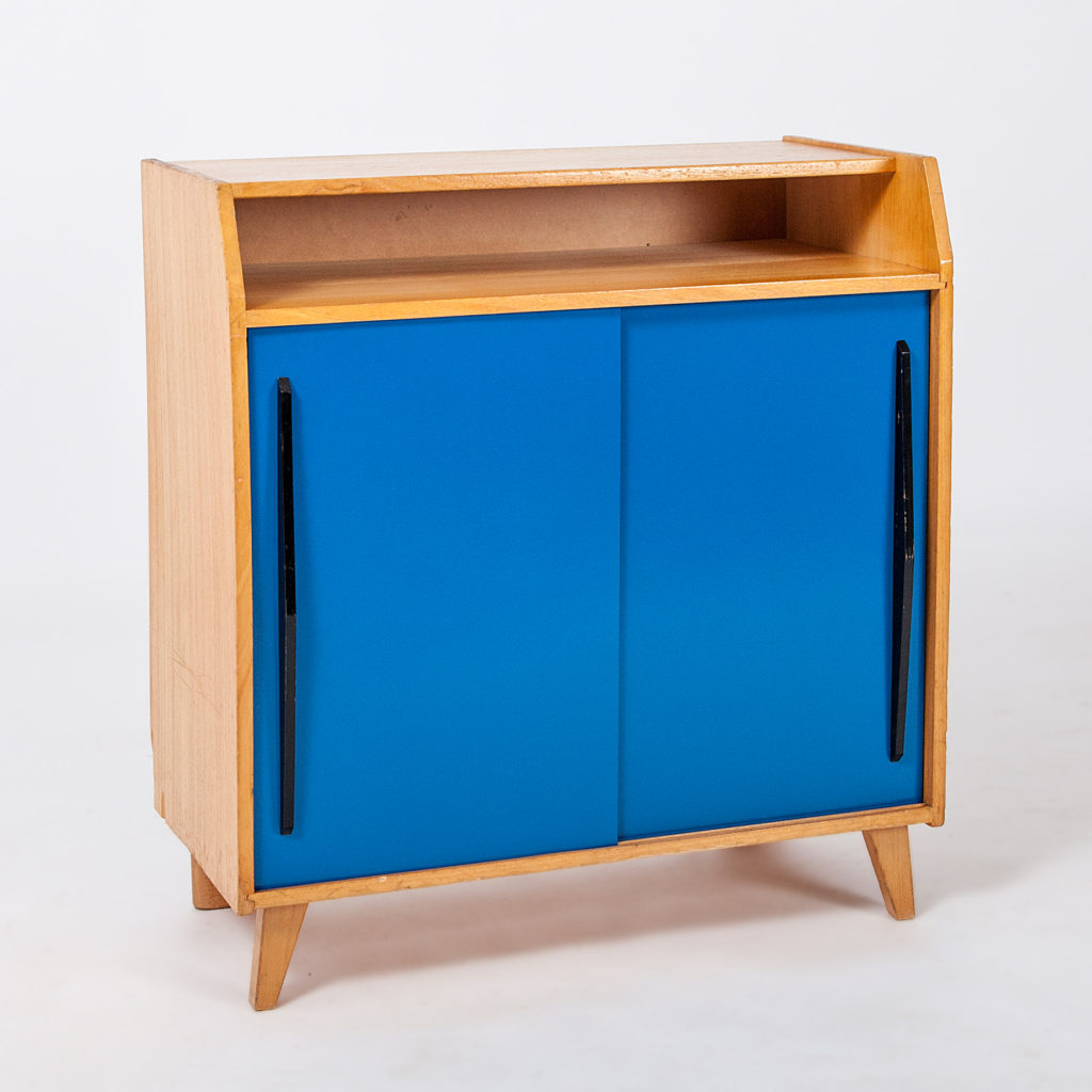 Schiebeschrank mit blauen Türen | Möbel Zürich | Vintagemöbel