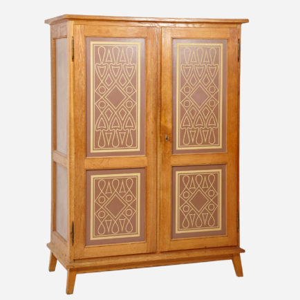 Holzschrank mit Ornamenten | Möbel Zürich | Vintagemöbel