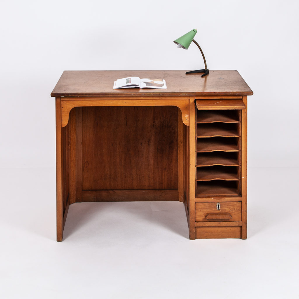 Kleiner Schreibtisch mit Dokumentenablage, abschliessbar | Möbel Zürich