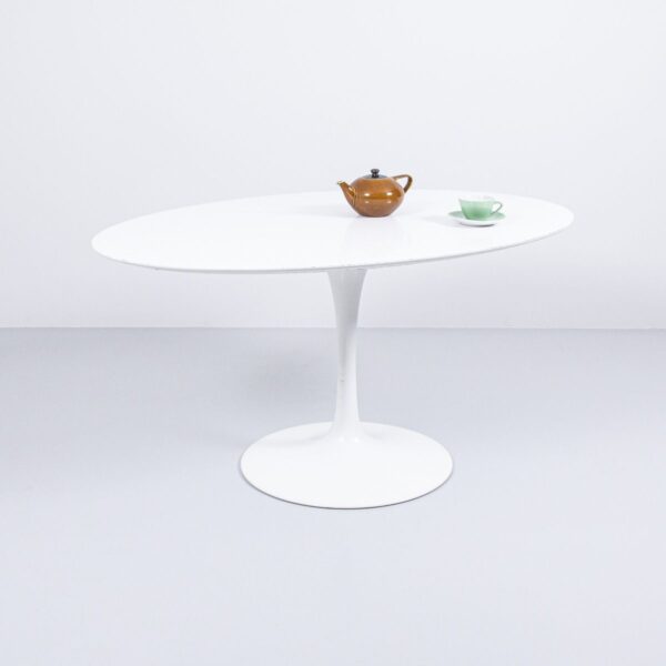 Eero Saarinen Tulip Tisch, oval Esstisch
