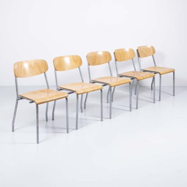 5er-Reihe Stühle von Tubac Yverdon Gastronomie Möbel