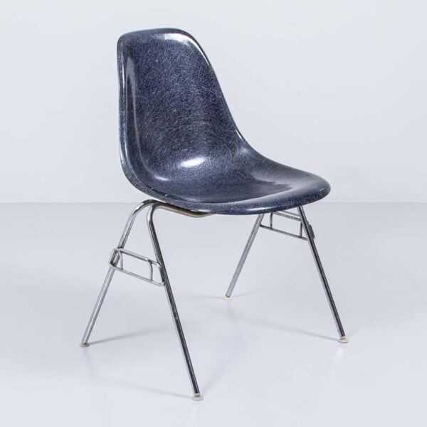Eames Side Chair navy blue, auf Stapelbase Designerstuhl