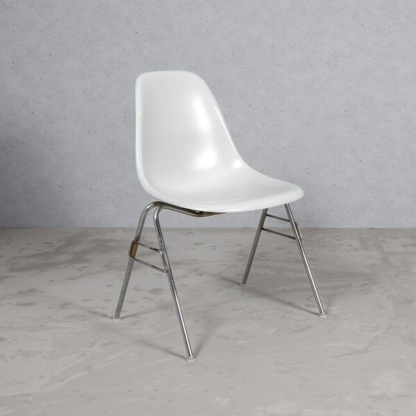 Eames Side Chair hellgrau mit Stapelbase Designerstuhl