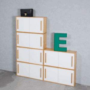 Kleiner Schiebetürschrank, restauriert Kommode & Nachttisch