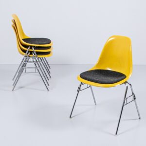 Eames Side Chair gelb mit neuem Polster und Bezug, auf Stapelbase Designerstuhl