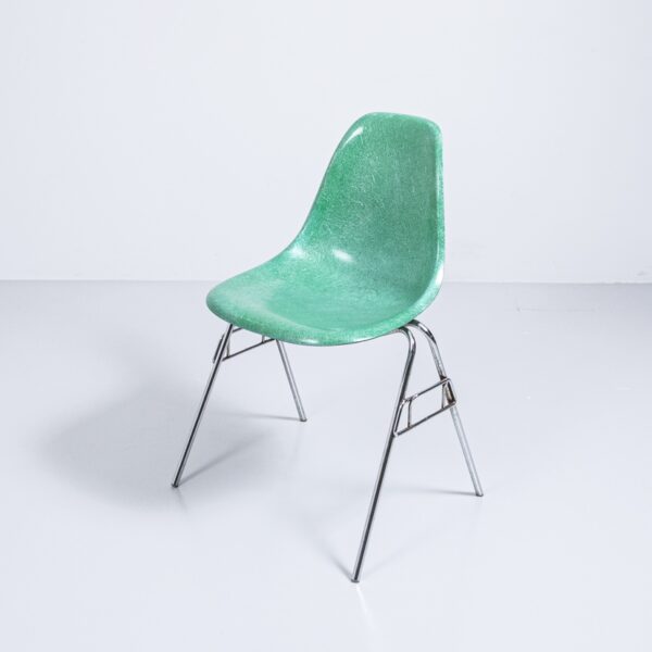 Eames Side Chair grün auf Stapelbase Designerstuhl