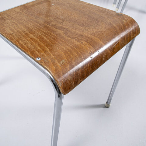 Dunkler Stapelstuhl Modell 1 - Möbel Zürich