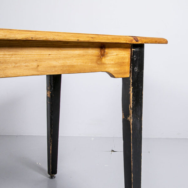 Tannen Holztisch mit schwarzen Beinen Esstisch