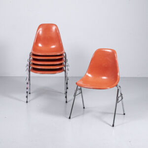 Eames Side Chair orange auf Stapelbase Designerstuhl