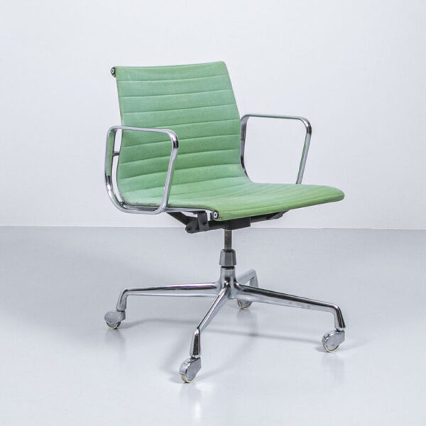 Eames Aluminium Chair EA 117 Bürostuhl