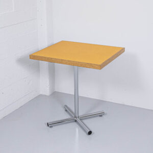 Tischplatte mit Kunstharz Oberfläche in orange Gastronomie Möbel