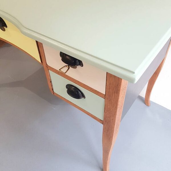 Schreibtisch in Pastellfarben Büromöbel