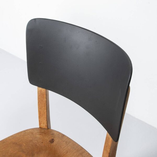 Zweifarbiger Stuhl «Safran» von Horgen Glarus Holzstuhl