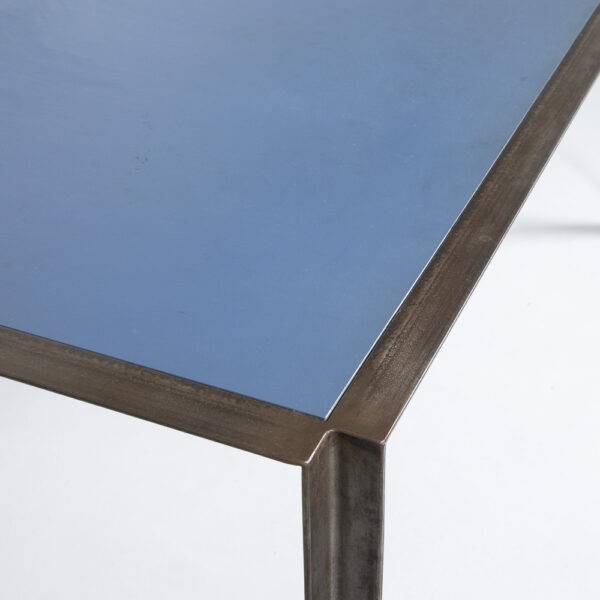 Stahltisch mit blauer Linoplatte Büromöbel