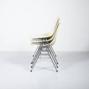 Beiger Eames Sidechair Designerstuhl