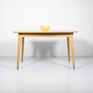 Holztisch mit gelber Kelkoplatte Holztisch