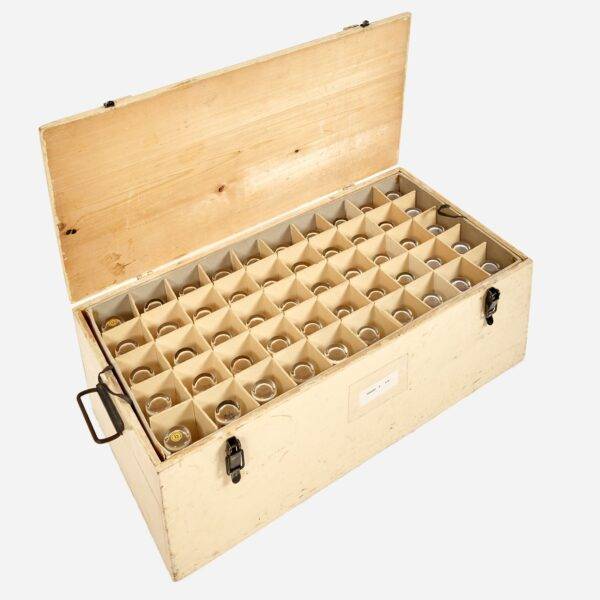 Holzkasten mit 100 Weissweingläsern Möbel