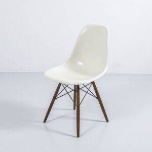 Eames Side Chair weiss, auf Fuss nach Wahl Designerstuhl