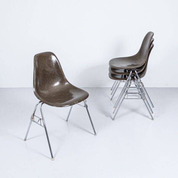Eames Side Chair dunkelbraun auf Fuss nach Wahl Designerstuhl