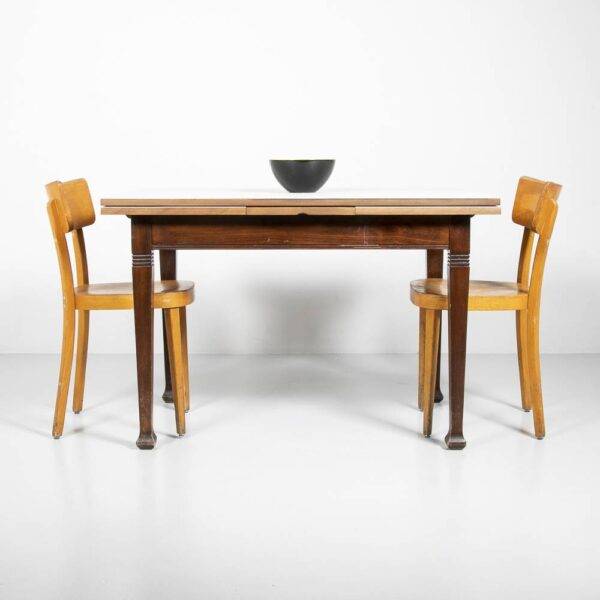 Tisch mit hellgrauem Linobelag Holztisch