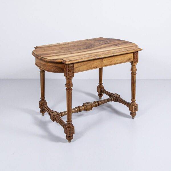 Antiker Nussbaumtisch mit handgeschnitzten Beinen, geschliff Holztisch