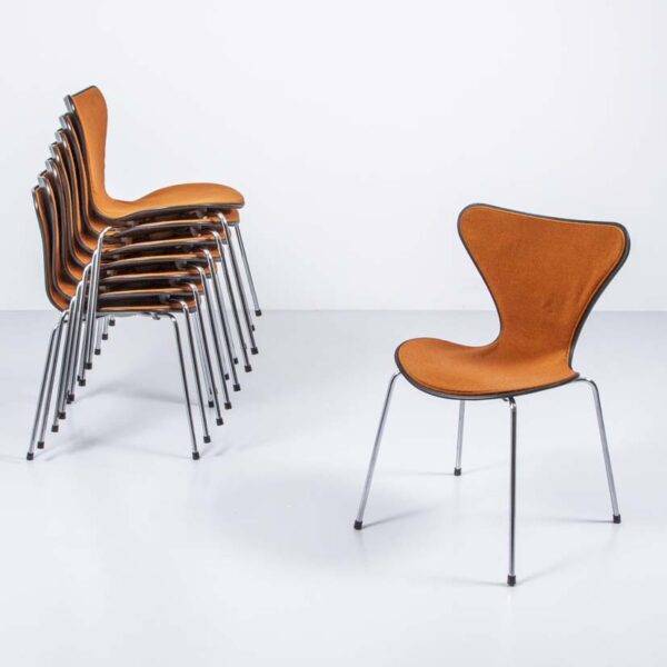 Serie 7 Stuhl 3107 von Arne Jacobsen, halb gepolstert Designerstuhl