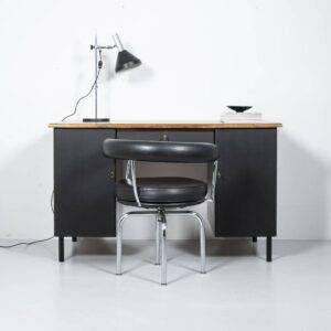 Nussbaum Schreibtisch mit schwarzen Fronten Bürotisch