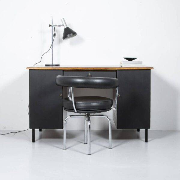 Nussbaum Schreibtisch mit schwarzen Fronten Bürotisch