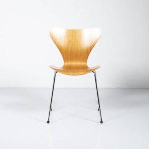 Typ 3107 Nussbaum Stuhl von Arne Jacobsen Designerstuhl