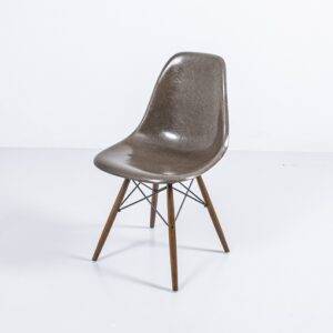 Eames Side Chair braun, auf Fuss nach Wahl Designerstuhl