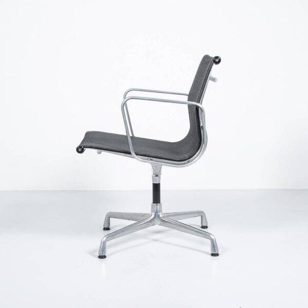 Aluminum Chair EA 107 von Vitra Eames Stuhl