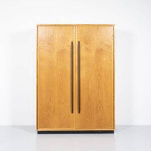 Kleiderschrank mit schwarzen Griffen Kleiderschrank Kleiderschrank mit schwarzen Griffen Kleiderschrank