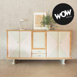 Highboard aus Holz zweifarbig WOW Props - Vintage Furniture Upcycling Highboard aus Holz zweifarbig WOW Props - Vintage Furniture Upcycling
