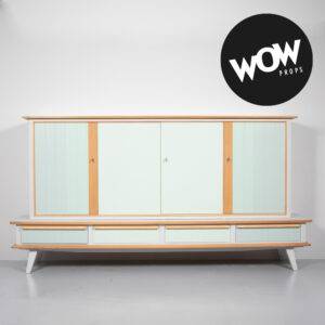 Highboard viertürig in Pastellgrün WOW Props - Vintage Furniture Upcycling Highboard viertürig in Pastellgrün WOW Props - Vintage Furniture Upcycling