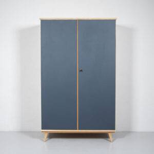 Kleiderschrank mit blauer Linofront Kleiderschrank Kleiderschrank mit blauer Linofront Kleiderschrank