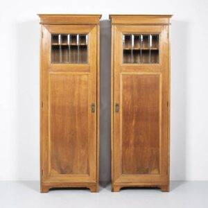 Nussbaumschrank mit Facettenglas – Anschlag links Küchenschrank