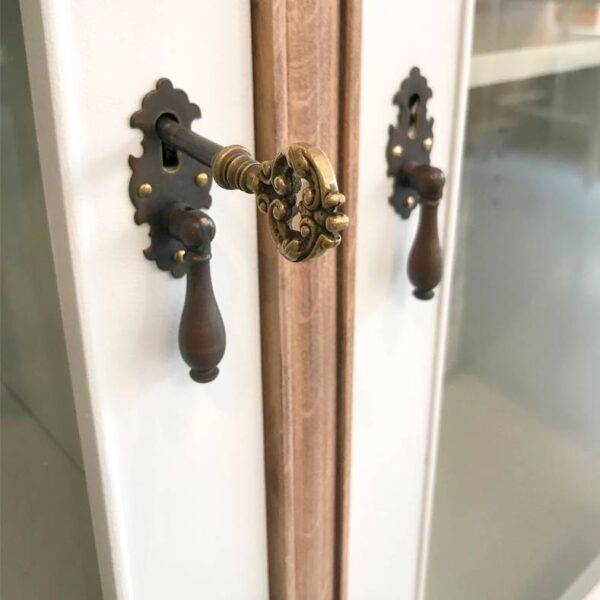 Antiker Vitrinenschrank mi drei Türen WOW Props - Vintage Furniture Upcycling